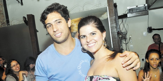 Caio Penteado e Mirelly Coimbra clicados na Sapataria da Pizza